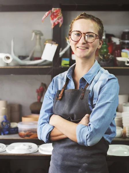 Wanita yang bekerja di sebuah studio tembikar — Stok Foto