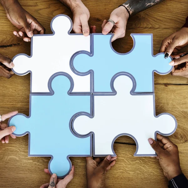 Mensen puzzel samen partnerschap Teamwork — Stockfoto