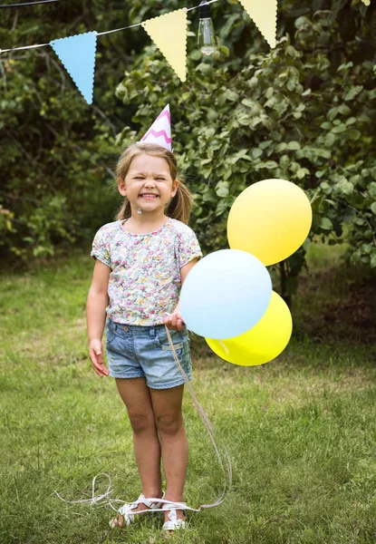 Девушка держит воздушные шары — стоковое фото