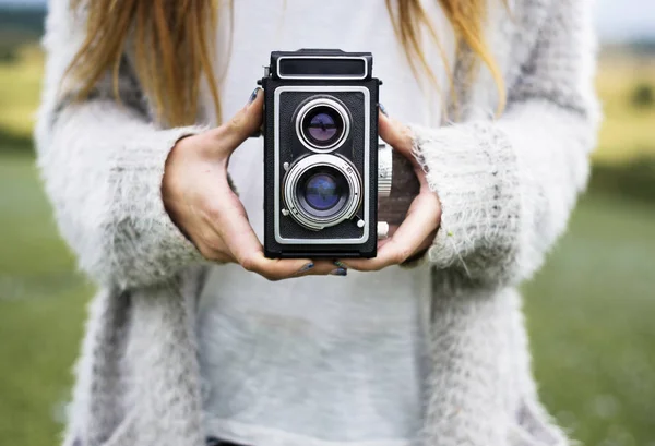 Kız holding retro kamera — Stok fotoğraf