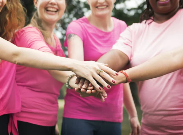 Krásné Veselé Ženy Růžové Košile Držení Rukou Prsu Rakoviny Podporu — Stock fotografie