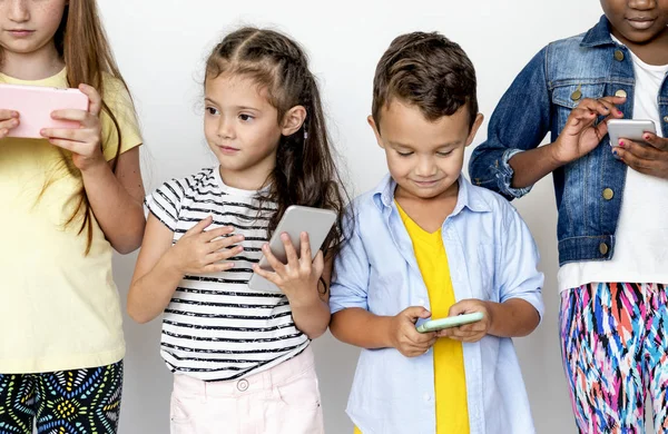 Een Groep Van Primaire Scholieren Gebruik Van Mobiele Telefoons Origineel — Stockfoto