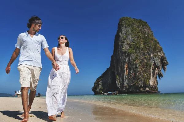 Pareja Caminando Playa Del Mar Vacaciones Felicidad Love Concept Photoset — Foto de Stock