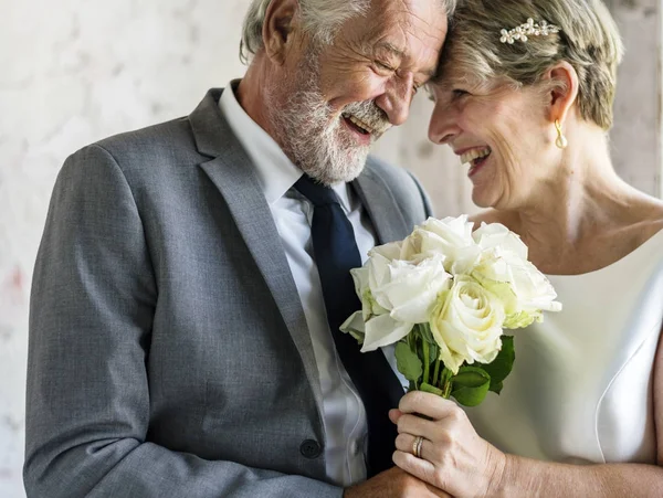 Couple Sénior Avec Roses Blanches Flower Bouqet Photoset Original — Photo