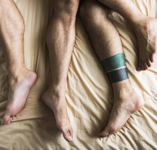 Гей-пара лежит в постели — стоковое фото
