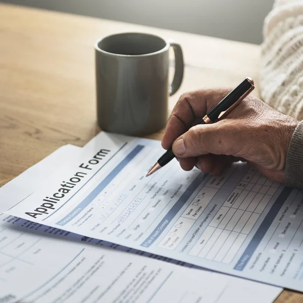 Persona Con Formulario Solicitud Pluma Mano — Foto de Stock