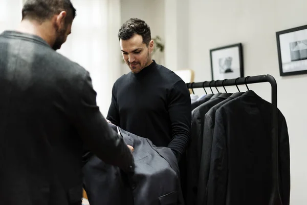 Мужчины Выбирают Куртку Магазине Одежды — стоковое фото