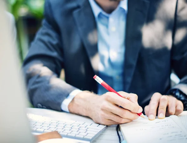 Empresario barbudo tomando notas — Foto de Stock