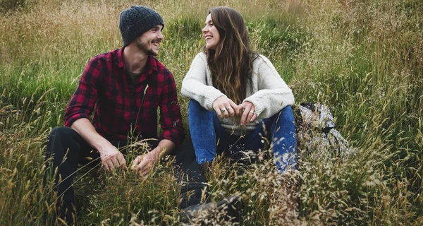 Young couple in mountains — Stock Photo, Image