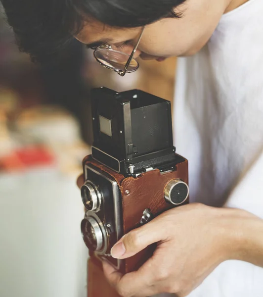Genç Adam Bir Vintage Fotoğraf Makinesi Ile Orijinal Çekim Photoset — Stok fotoğraf