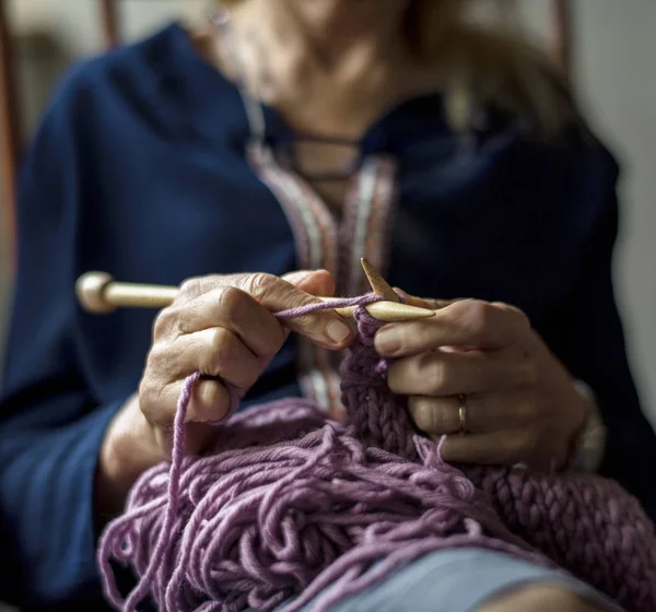 Хобби Пожилой Женщины Вязание Ручной Работы Оригинальный Фотосет — стоковое фото