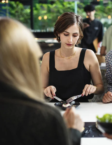 Frauen Beim Gemeinsamen Mittagessen Originelle Fotosets — Stockfoto