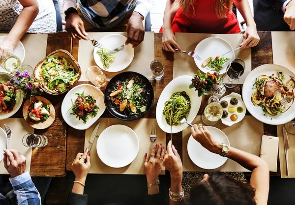 Vänner Middag Ursprungliga Fotosätta — Stockfoto