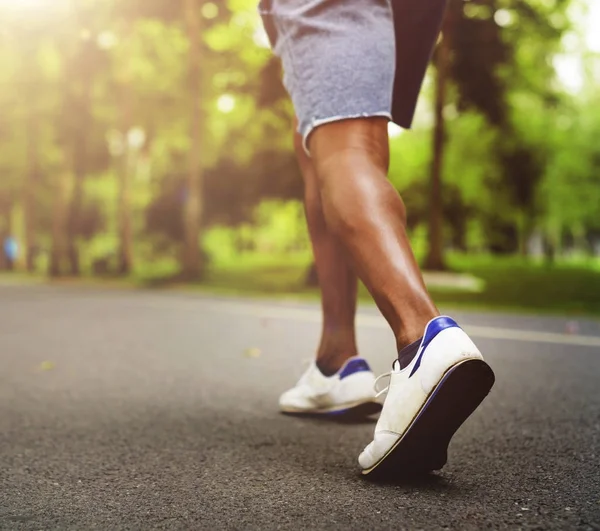 En man jogga i parken — Stockfoto