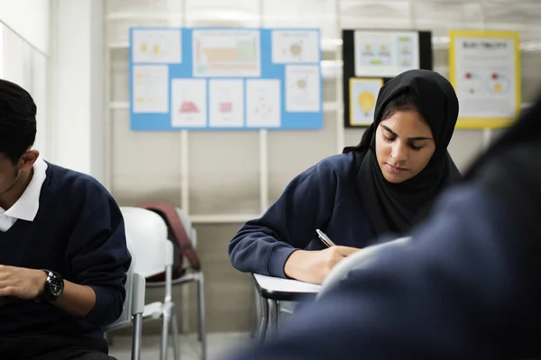 Muslimské Děti Studují Učebně — Stock fotografie