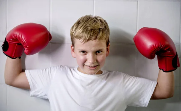 Boy Boxeo en guantes de caja —  Fotos de Stock