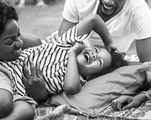 Μαύρο Οικογένεια Απολαμβάνει Καλοκαίρι Μαζί Στο Κατώφλι Διαβαθμίσεις Του Γκρι — Φωτογραφία Αρχείου
