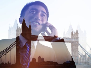Telefon, iş gezisi Londra'ya konuşurken işadamı