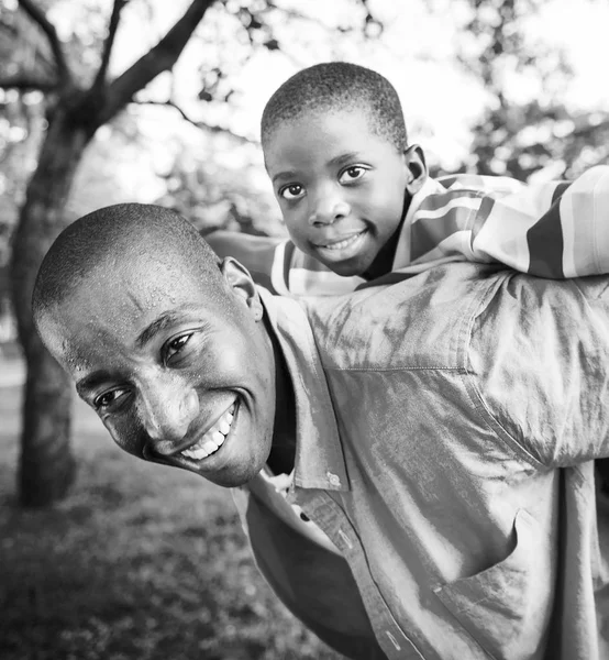 Afrikanischer Vater mit Sohn — Stockfoto