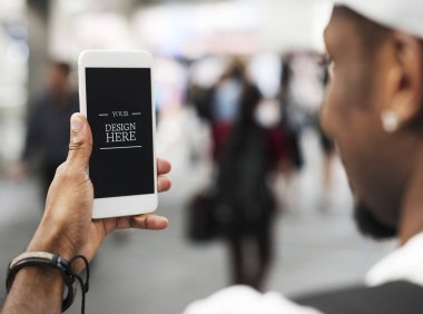 Cep telefonu ekran tasarımı ile Afrikalı adamın elinde closeup 