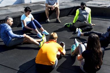 Özgün fitness salonunda egzersiz insanlar photoset