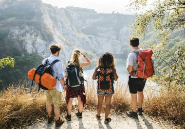 Arkadaşlar dağ ve göl için seyir sırt çantaları ile Arkadan Görünüm   