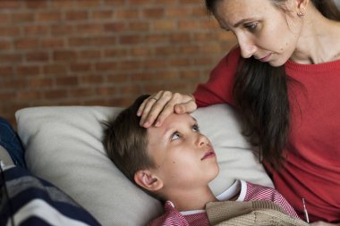 oğula kontrol sıcaklık anne, alnına el