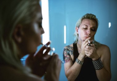 Bir otelde bir kadın olarak Rus erkek travesti giyiyor