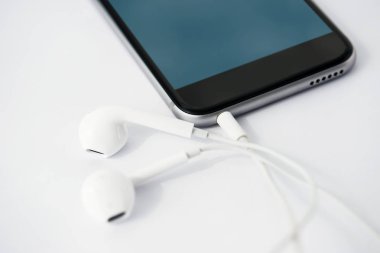 Hareket eden telefon ile kulaklık closeup