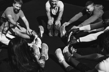 Özgün fitness salonunda egzersiz insanlar photoset