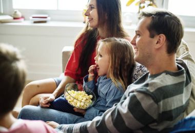 Beyaz aile oturma odasında TV arıyorum