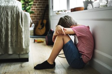 Katta oturan depresyon ile genç çocuk
