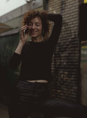 ince kadın cep telefonunda dar kentsel Caddesi'nde söz