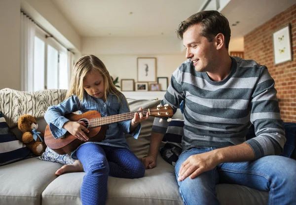 Junges Kaukasisches Mädchen Spielt Auf Ukulele — Stockfoto