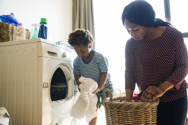 Madre Hijo Africanos Lavando Ropa Lavadora — Foto de Stock