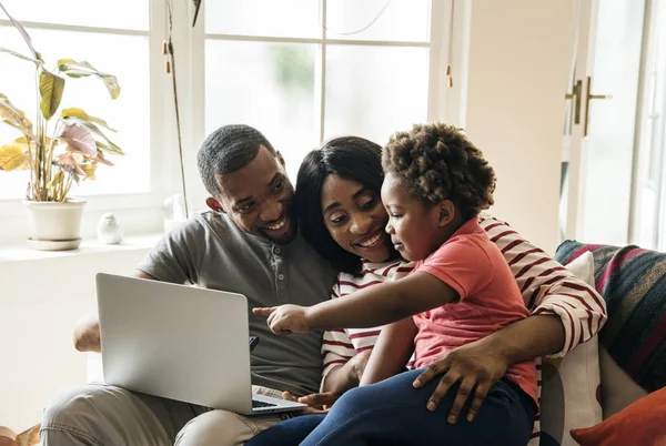 Famille Africaine Utilisant Ordinateur Portable Dans Salon — Photo