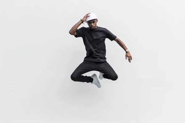 Guapo Hombre Africano Serio Saltando Sobre Fondo Blanco Gorra Blanca — Foto de Stock