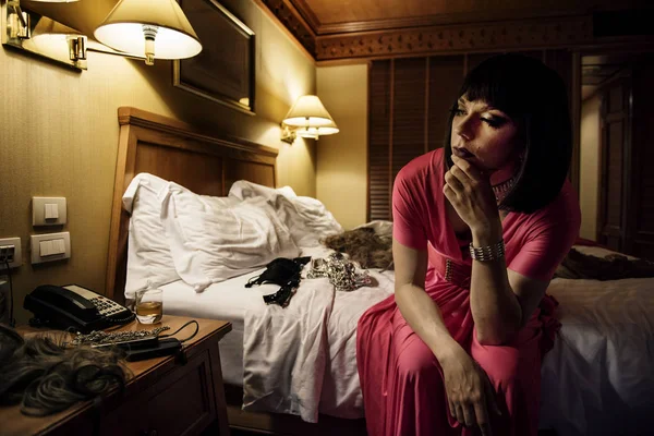 Bir Otelde Bir Kadın Olarak Rus Erkek Travesti Giyiyor — Stok fotoğraf