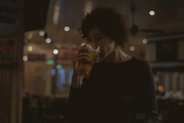 Mujer Adulta Con Corte Pelo Corto Bebiendo Cerveza Bar — Foto de Stock