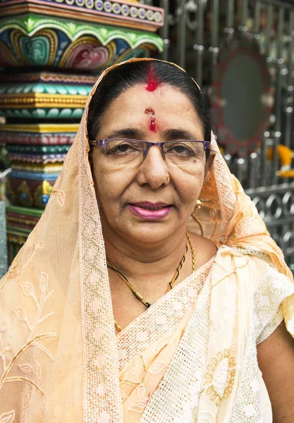 Indisk Kvinna Stående Vid Templet Ursprungliga Fotosätta — Stockfoto