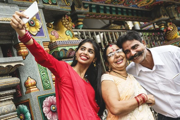 Famiglia Indiana Facendo Selfie Sul Cellulare — Foto Stock