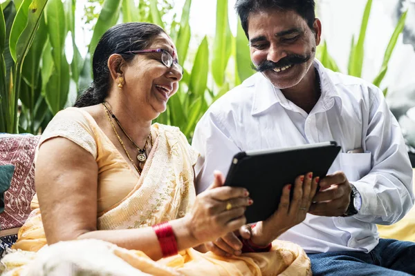 Una Feliz Pareja India Usando Tableta Digital Fotoset Original — Foto de Stock