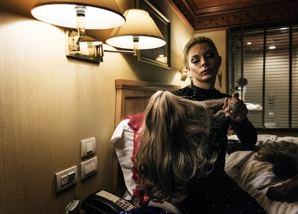 Ruské Mužský Transvestita Obléká Jako Žena Hotelu — Stock fotografie