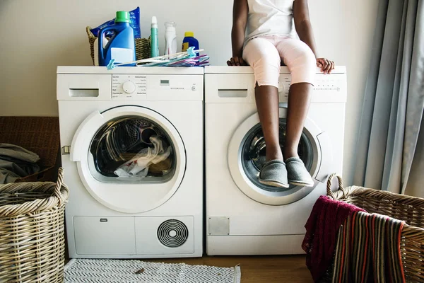 Ung Tonåring Flicka Väntar Kläder För Att Tvättas Från Tvättmaskiner — Stockfoto