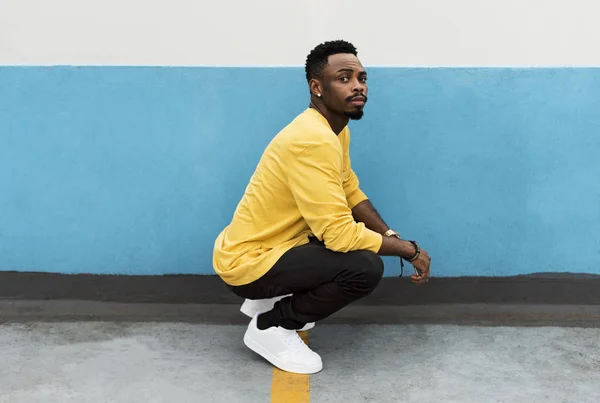 Vue Latérale Sur Bel Homme Africain Accroupi Contre Mur Bleu — Photo