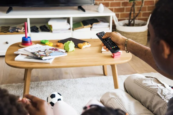 Familia Africana Mirando Televisión Sala Estar — Foto de Stock