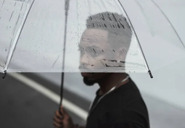 Afrikai Férfi Esős Napon Átlátszó Esernyő — Stock Fotó