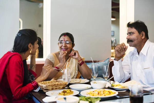 Familia India Tiene Una Cena — Foto de Stock