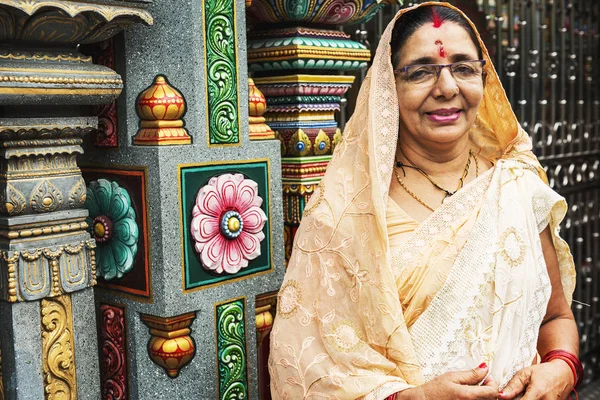 Indiase Vrouw Staand Bij Tempel — Stockfoto