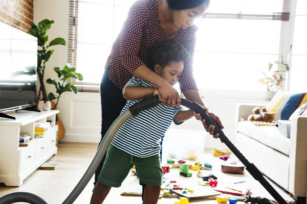 Africano Pequeño Hijo Ayudar Madre Limpieza Habitación —  Fotos de Stock